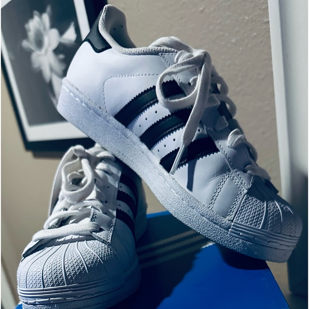 ADIDAS BACK AND WHITE TRACK TENNIS